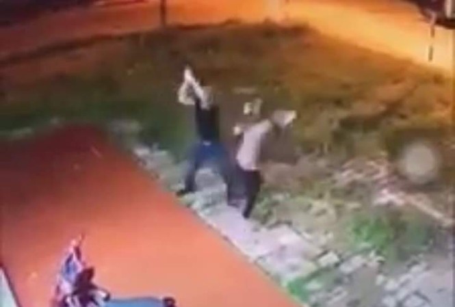 Người phụ nữ bị hàng xóm chém gần đứt lìa 2 cánh tay Người phụ nữ bị hàng xóm chém gần đứt lìa 2 cánh tay