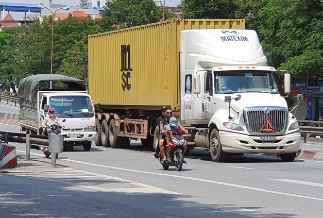 Mặc biển cấm, xe máy ngang nhiên 'tranh' đường với container bất chấp nguy hiểm Mặc biển cấm, xe máy ngang nhiên 'tranh' đường với container bất chấp nguy hiểm