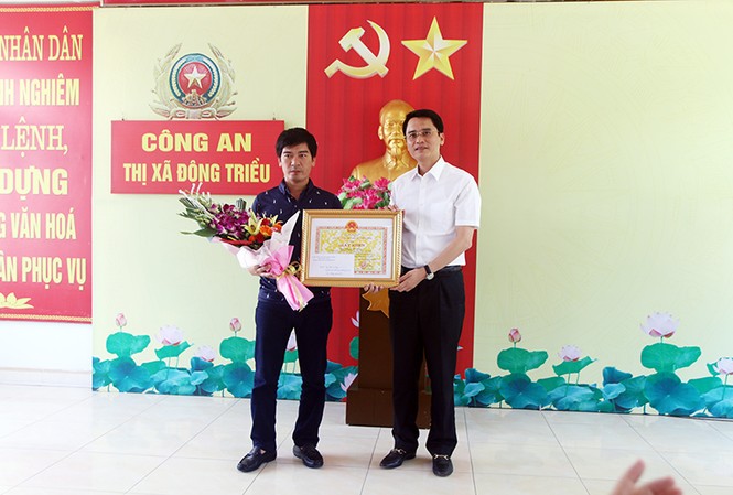 Khen thưởng tài xế lao xe bán tải vào tên cướp tiệm vàng Khen thưởng tài xế lao xe bán tải vào tên cướp tiệm vàng