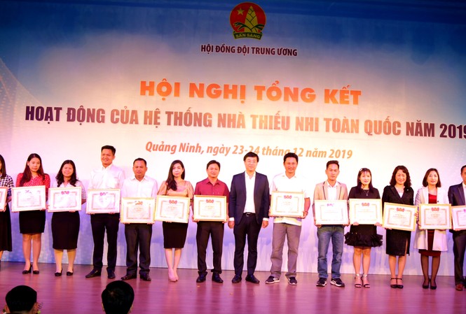 Anh Lê Quốc Phong tặng bằng khen cho hệ thống Nhà Thiếu nhi toàn quốc Anh Lê Quốc Phong tặng bằng khen cho hệ thống Nhà Thiếu nhi toàn quốc