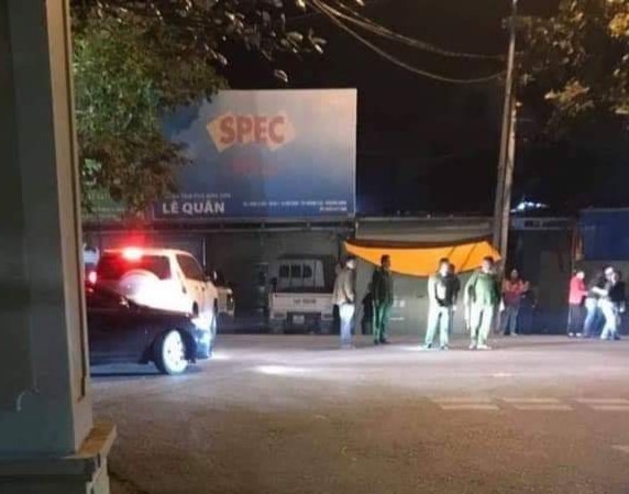Dùng súng AK bắn chết vợ, bắt con ruột làm con tin ở Móng Cái Dùng súng AK bắn chết vợ, bắt con ruột làm con tin ở Móng Cái