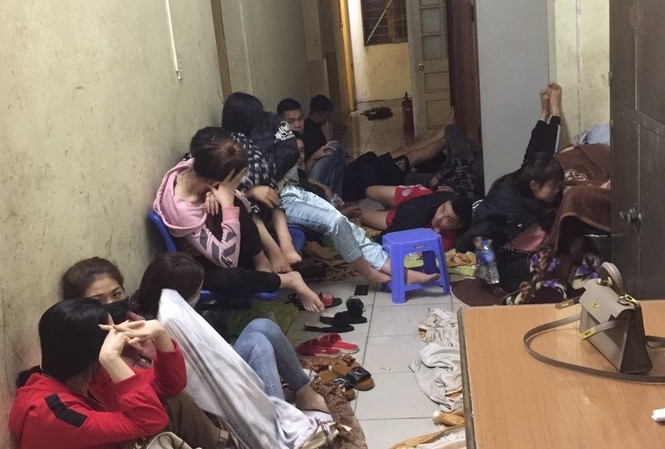 Hàng chục dân chơi đất Cảng phê ma túy trong quán karaoke Các đối tượng tại cơ quan công an. Ảnh: CTTĐT