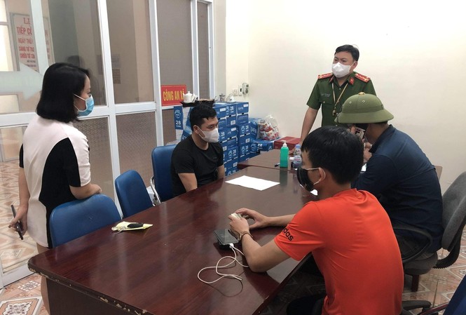 Giao vợ lái ô tô, chồng con đi bộ trốn chốt kiểm dịch Giao vợ lái ô tô, chồng con đi bộ trốn chốt kiểm dịch