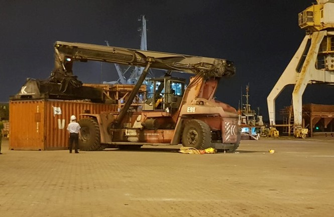 Công nhân tử vong dưới bánh xe nâng ở cảng Chùa Vẽ Công nhân tử vong dưới bánh xe nâng ở cảng Chùa Vẽ