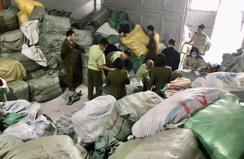 Phát hiện kho quần áo có dấu hiệu nhập lậu lớn nhất từ trước đến nay Phát hiện kho quần áo có dấu hiệu nhập lậu lớn nhất từ trước đến nay