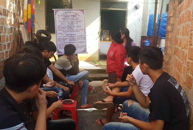 Thanh niên 20 tuổi bị 8 đối tượng vây chém tử vong do mâu thuẫn trên facebook Gia đình tổ chức tang lễ cho anh Phi