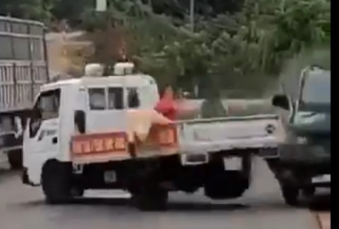 Khởi tố lái xe chở gỗ lậu tông cảnh sát giao thông trọng thương Ảnh cắt từ clip người dân quay lại vụ việc