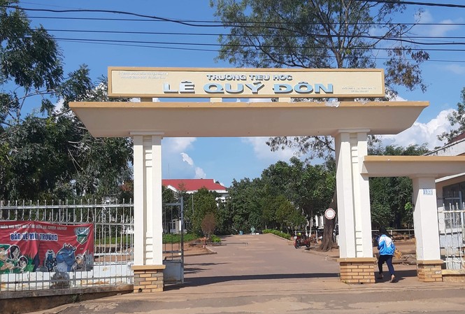 Học sinh tá hoả phát hiện bảo vệ treo cổ sau trường Trường Tiểu học Lê Quý Đôn nơi xảy ra vụ việc
