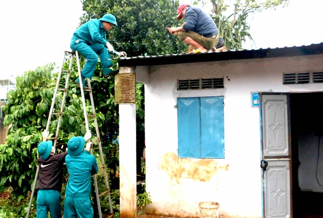Gia Lai: Nhiều trường hợp bị tường bất ngờ đổ sập đè chết Chính quyền địa phương sửa nhà cho người dân xã Biển Hồ, TP Pleiku bị hỏng do bão số 9
