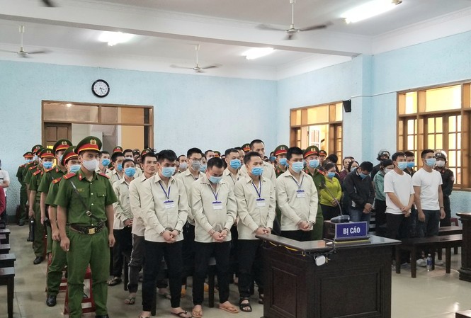 Tuyên án 106 bị cáo vụ bắt sới bạc do Hùng 'siđa' cầm đầu Hùng "siđa" cùng đồng phạm trước vành móng ngựa