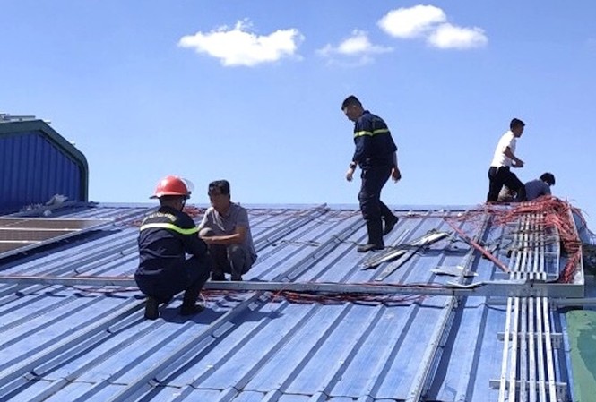 Lại cháy công trình điện mặt trời áp mái ở Gia Lai Lực lượng chức năng tại hiện trường chữa cháy