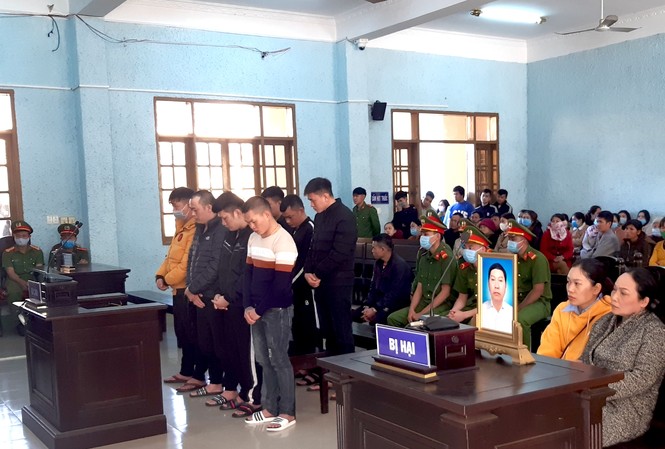 Tuyên án nhóm giang hồ bắt cóc, giết người ở Gia Lai Đỗ Ngọc Lắm (thứ 3 từ phải qua) và nhóm đối tượng trước vành móng ngựa.