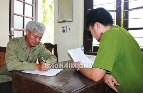 Giữa đêm, chém chết vợ và con trai ngay trên giường Nghi phạm Phạm Văn Hải ra đầu thú, khai nhận việc chém chết vợ và con - Ảnh: Báo Hải Dương