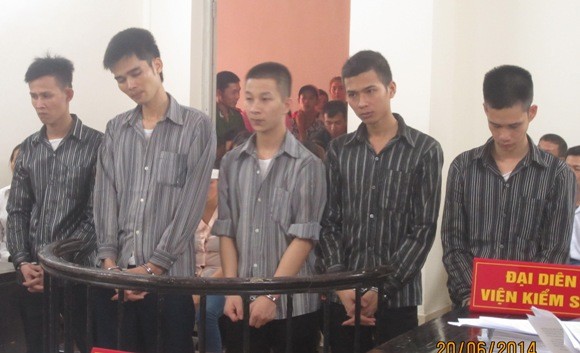 Tử hình kẻ bắn nát ngực nữ nhân viên massage Hung thủ sát hại nhân viên quán massage Bùi Văn Đồng (thứ hai, bên trái) cùng các bị cáo liên quan tại phiên tòa