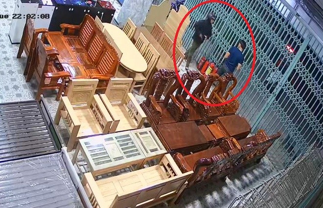 Trưởng công an xã bị tố rút súng dọa bắn người Trưởng công an xã bị tố rút súng dọa bắn người