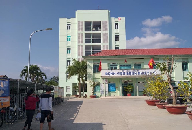 Cách ly bác sỹ thăm khám cho cô gái nhiễm Covid-19 Cách ly bác sỹ thăm khám cho cô gái nhiễm Covid-19