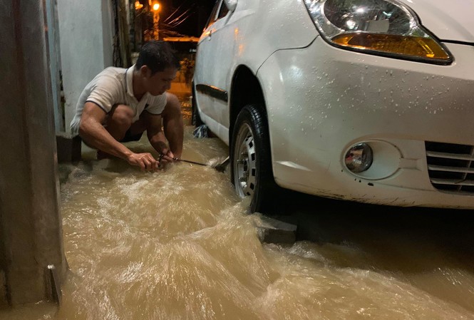 Nha Trang ngập nhiều nơi, dân thao thức không ngủ để canh lũ Nha Trang ngập nhiều nơi, dân thao thức không ngủ để canh lũ
