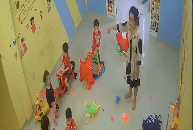 Nha Trang rút giấy phép, xử phạt chủ cơ sở giữ trẻ đánh 4 trẻ nhỏ Nha Trang rút giấy phép, xử phạt chủ cơ sở giữ trẻ đánh 4 trẻ nhỏ