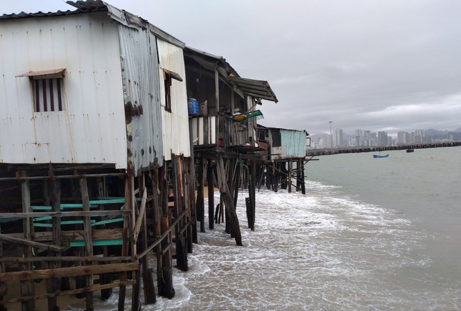 Sóng đánh nhà tơi tả, dân xóm Chụt Nha Trang sống trong sợ hãi Sóng đánh nhà tơi tả, dân xóm Chụt Nha Trang sống trong sợ hãi