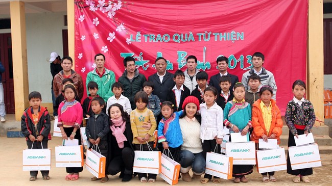 ABBANK: Tích cực trong công tác an sinh xã hội Tết An Bình là một trong những chương trình thiện nguyện trọng điểm thường niên của ABBANK nhằm chia sẻ với người nghèo cả nước trước mỗi dịp Tết cổ truyền Việt Nam.