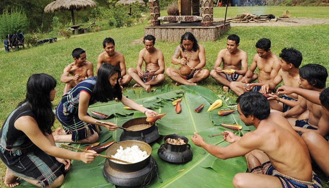 Kỳ lạ Tết Tây Nguyên Ăn cơm mới. Ảnh: KP.