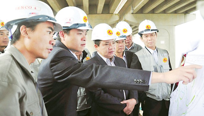 Dấu ấn đậm nét của Cienco4 trên các công trình Tổng giám đốc Cienco4 Nguyễn Tuấn Huỳnh (thứ hai từ trái qua) kiểm tra gói thầu 3A cầu Kỳ Lâm.