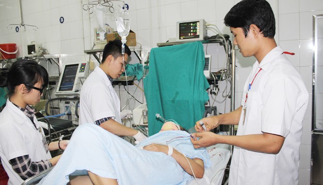 Tăng mạnh bệnh nhân do TNGT và đánh nhau Bác sĩ đang cấp cứu cho bệnh nhân bị TNGT tại BV Việt Đức chiều mùng 5 Tết. Ảnh: T.Hà.