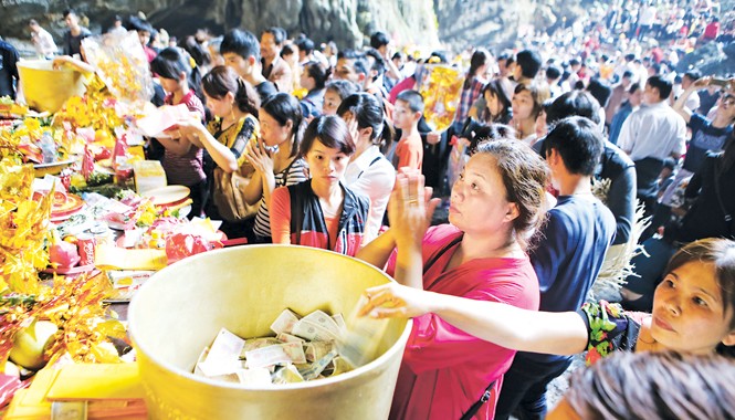 Hôm nay, khai hội Chùa Hương: Cảnh rải tiền lẻ giảm đáng kể Ban quản lý Chùa Hương cho đặt bát đồng lớn để người dân đặt tiền giọt dầu tránh tình trạng đặt vương vãi hay giắt vào tượng Phật. Ảnh: Như Ý.