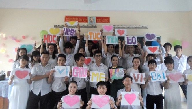 Khi cô giáo trở thành... gấu mẹ Cô Thương (áo đen đứng giữa) và tập thể lớp 12/9 trong ngày nhận tin vui cô được ở lại chủ nhiệm lớp. Ảnh: Nhân vật cung cấp.