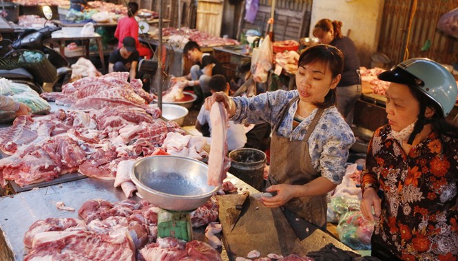 Điện, xăng cùng tăng giá: Lo giá cả leo thang Người dân lo giá cả sinh hoạt sẽ bị ảnh hưởng trước việc xăng, điện đồng loạt tăng giá. Ảnh: Hồng Vĩnh.