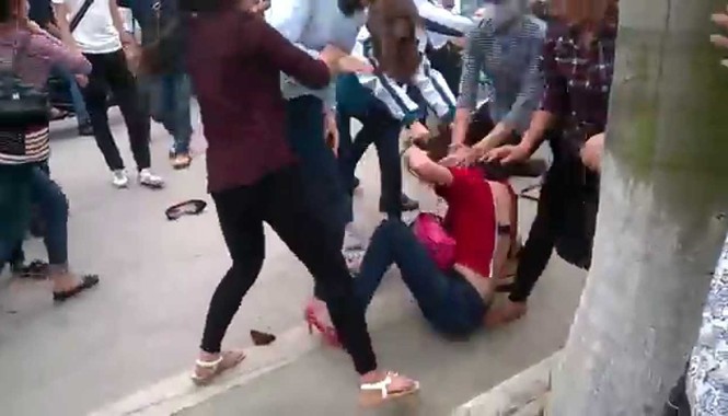 Vụ bạo lực học đường ở Trà Vinh: Sự thất bại của người lớn Một vụ đánh nhau hội đồng của nữ sinh ở Bãi Cháy, Quảng Ninh năm 2014.