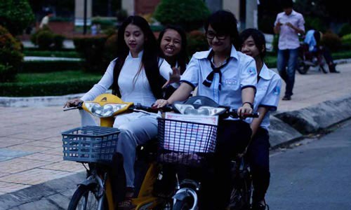 Từ 10/4, học sinh đi xe đạp điện phải đội MBH Ảnh minh họa