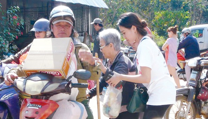 Không để phí tuổi trẻ Bế Ngọc Kim Thảo (áo trắng) trong một chuyến đi thiện nguyện giúp đỡ các cụ già tại các mái ấm, nhà mở.