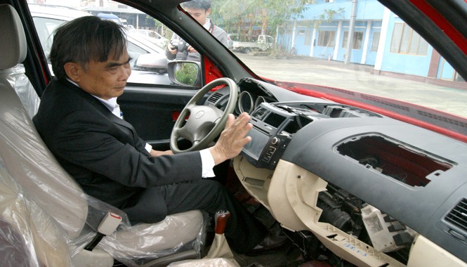 'Đắp chiếu' nhà máy ô tô nghìn tỷ Ông Bùi Ngọc Huyên, Chủ tịch Hội đồng quản trị Vinaxuki, tự tay cầm lái chiếc xe VG tốn nhiều tâm sức và tiền bạc nhưng vẫn thiếu nhiều bộ phận. Ảnh: L.H.V.