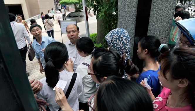 Tuyển công chức: Thi 10, trượt 9 Chen nhau vào thi công chức tại Cục Thuế Hà Nội. Ảnh: Hoàng Anh.