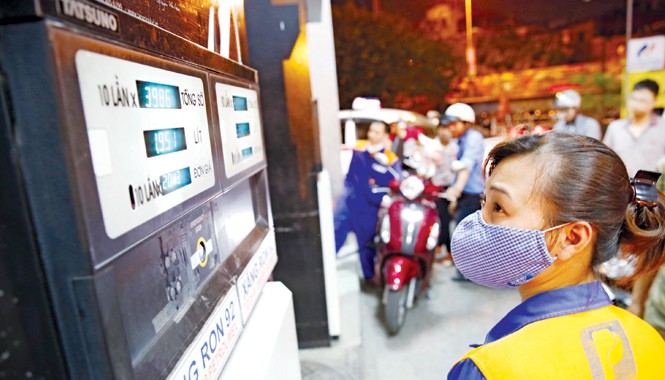 Xăng tăng thêm 1.200 đồng/lít: Nghịch lý giá nhập giảm giá bán tăng Giá xăng tăng thêm 1.200 đồng lúc 20h ngày 20/5 trong khi nhiều đại biểu Quốc hội lo ngại giá cả leo thang. Ảnh: Hồng Vĩnh.