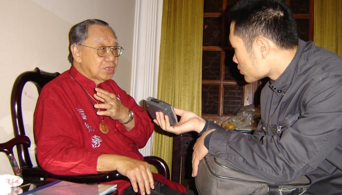 Bác Khê hồi cư ký GS Trần Văn Khê trò chuyện với phóng viên Tiền Phong tại Hà Nội ngày 18/11/2005. Ảnh: Bùi Trọng Hiền.