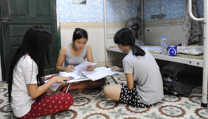 Sĩ tử khổ sở vì nắng nóng Thí sinh nghỉ trọ tại KTX Mễ Trì “giam mình” trong phòng tránh nóng và ôn bài trước ngày thi. Ảnh: Xuân Tùng.