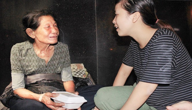 Nắm cơm nóng cho người vô gia cư Nhiều người vô gia cư xúc động khi biết hoàn cảnh của Hân và quý cô gái như con cháu. Ảnh: Quang Lộc.