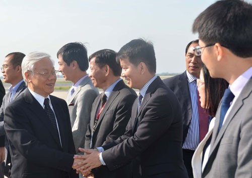 Chuyến thăm lịch sử thành công rực rỡ Cán bộ, nhân viên Đại sứ quán Việt Nam tại Hoa Kỳ và Phái đoàn Việt Nam tại Liên Hợp quốc ra sân bay tiễn Tổng Bí thư Nguyễn Phú Trọng. Ảnh; Báo Quân đội Nhân dân.
