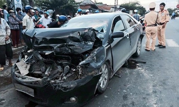 Khởi tố vụ xe Camry chở ngà voi gây tai nạn Chiếc xe Camry gây tai nạn. Ảnh: Báo CAND.