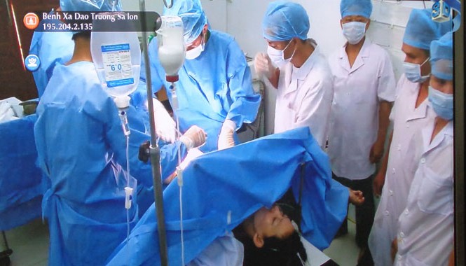 Phẫu thuật trên đảo Trường Sa qua chỉ đạo trực tuyến Êkíp bác sĩ phẫu thuật Bệnh xá đảo Trường Sa đang khâu đóng ổ bụng cho bệnh nhân. Ảnh: T.Đ.
