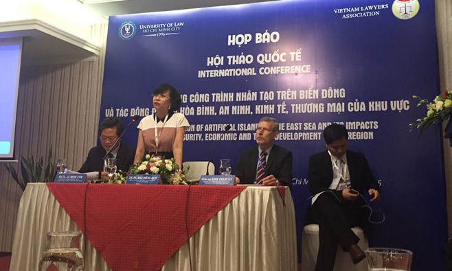 Mổ xẻ hành vi phi pháp của Trung Quốc trên biển Đông Họp báo về hội thảo “Xây dựng công trình nhân tạo trên Biển Đông và tác động đối với hòa bình, an ninh, kinh tế, thương mại của khu vực”. Ảnh: Lao Động