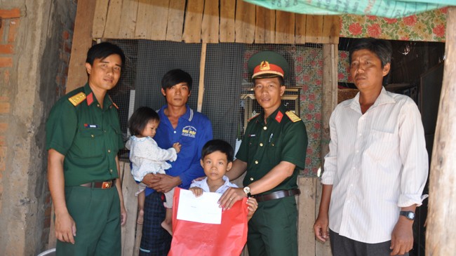 “Hũ gạo tình thương” giúp học sinh nghèo biên giới Chỉ huy Đại đội trao tiền và quà tiếp bước đến trường cho học sinh nghèo biên giới.