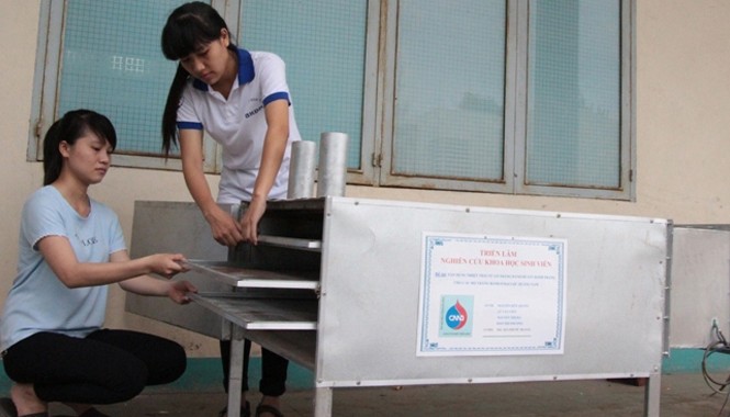 Sinh viên chế tạo lò làm bánh “2 trong 1” Các bạn sinh viên bên sản phẩm ứng dụng từ nhiệt thải lò bánh tráng để sấy khô bánh. Ảnh: Đào Phan.