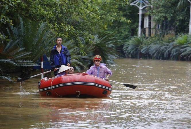 CSGT vật lộn với mưa lũ CSGT chèo thuyền đưa người dân đi sơ tán. Ảnh: Như Ý