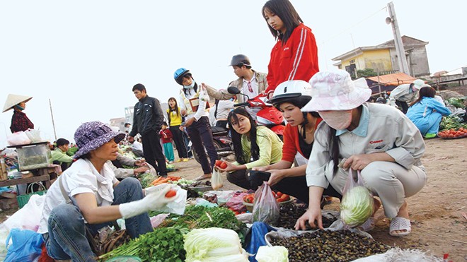 14 triệu lao động, ai bảo vệ? Công nhân khu công nghiệp, dè xẻn, tính toán từng đồng cho bữa ăn. Ảnh: Hồng Vĩnh.