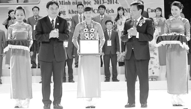 Tuyên dương 'Cán bộ, công chức, viên chức trẻ giỏi' của T.Ư Đoàn Bí thư thứ nhất T.Ư Đoàn Nguyễn Đắc Vinh trao thưởng cho cán bộ, công chức, viên chức trẻ giỏi.