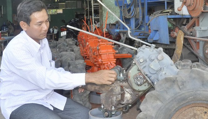 Tỷ phú 'kỹ sư chân đất' làm máy nông nghiệp xuất khẩu “Kỹ sư chân đất” Phạm Thanh Liêm đang lắp máy. Ảnh: Hòa Hội.