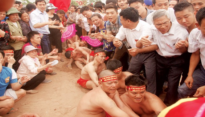 Kéo co thành di sản thế giới Người dân phấn khích với nghi lễ kéo co ngồi ở Long Biên, Hà Nội. Ảnh: H. Nguyên.